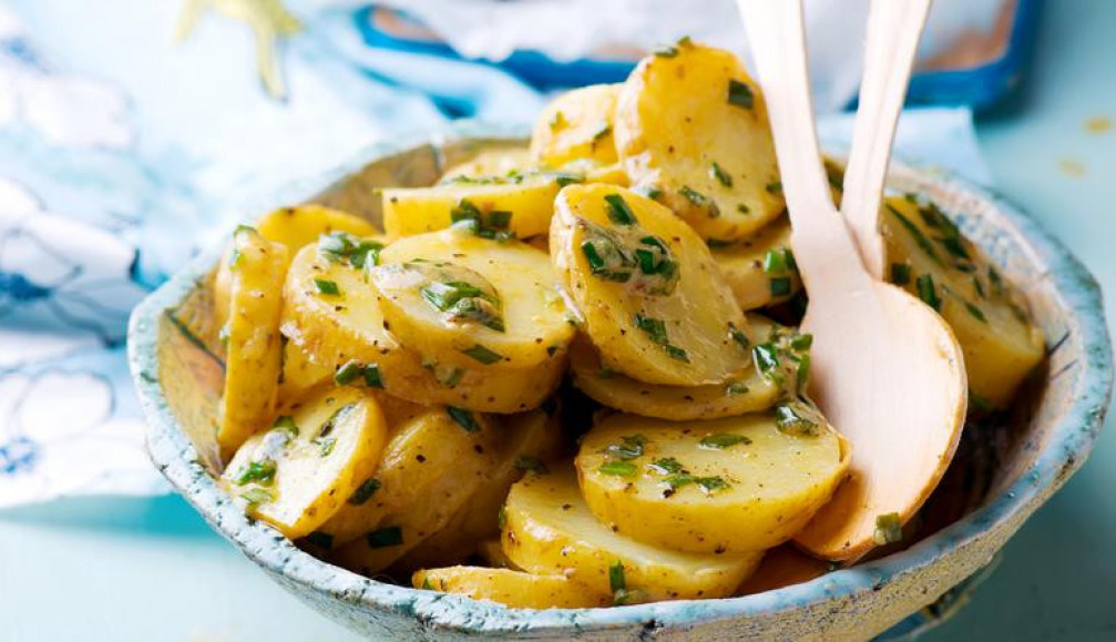 SOČNA I ZDRAVA Krompir salata sa pesto sosom i pečurkama je jednako ukusna kao prilog i kao obrok