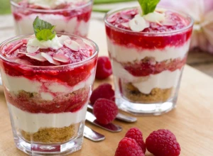 DESERT U ČAŠI Osvežavajući čizkejk s malinama, pravi izbor kada nemate vremena da pravite kolače