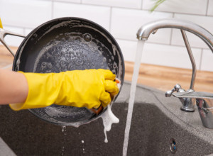 KAKO DA OČISTITE PRLJAVO POSUĐE? Nema grebanja ni struganja, a nikad vam ne bi palo na pamet