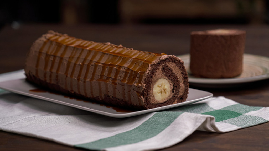 ČOKOLADNI ROLAT SA BANANOM Brže ćete ga napraviti od torte, a podjednako je izdašan i ukusan