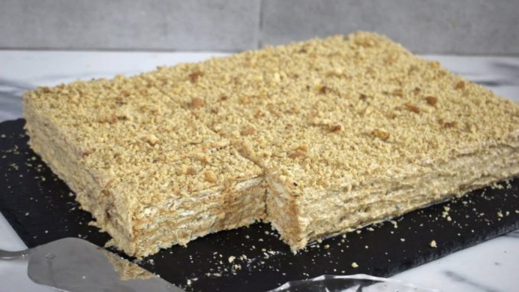 KEKS TORTA SA ORASIMA Pravi se od nekoliko sastojaka, ne peče se i gotova je očas posla!