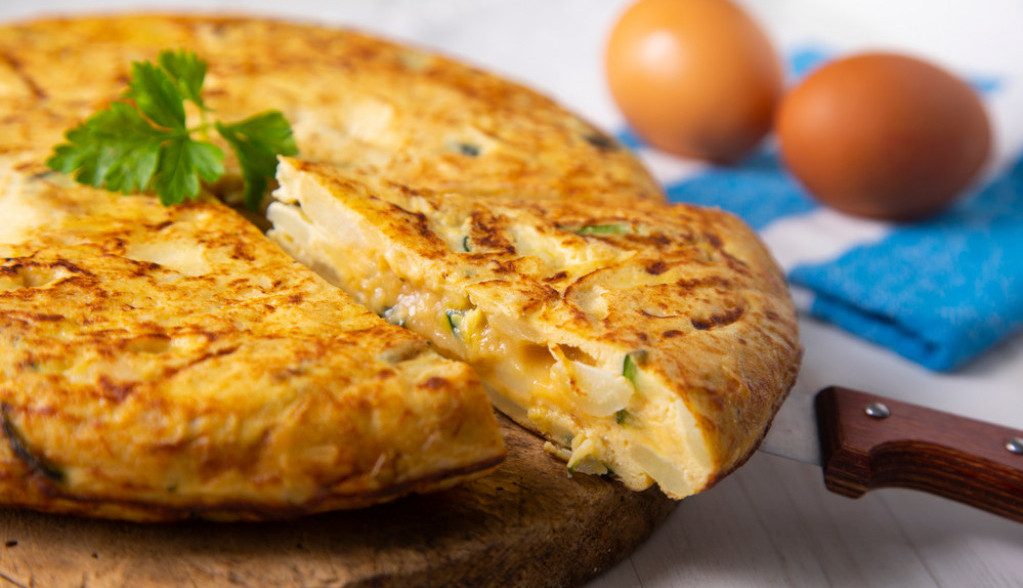 PREDLOG ZA DORUČAK Španski omlet od jaja i krompira, liči na pitu i mogu da se najedu dve osobe