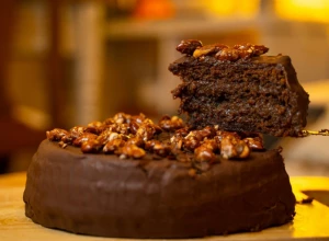 SOČNA TORTA SA AROMAMA JESENI Jabuke sa cimetom i čokoladom nikada ne mogu da budu promašaj