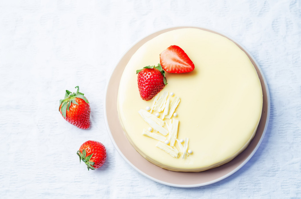 TORTA SA BELOM ČOKOLADOM I LEŠNICIMA Oduševljava na prvi zalogaj