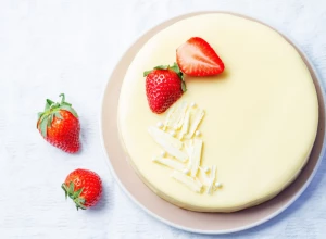 TORTA SA BELOM ČOKOLADOM I LEŠNICIMA Oduševljava na prvi zalogaj