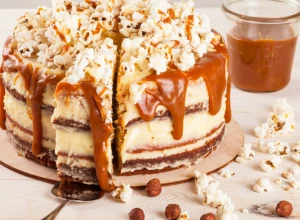 FENOMENALNA KARAMEL TORTA Orasi joj daju posebnu draž