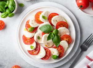 KAPREZE SALATA Osvežavajući prilog koji će dati šmek svakom jelu, napravite kao Italijani