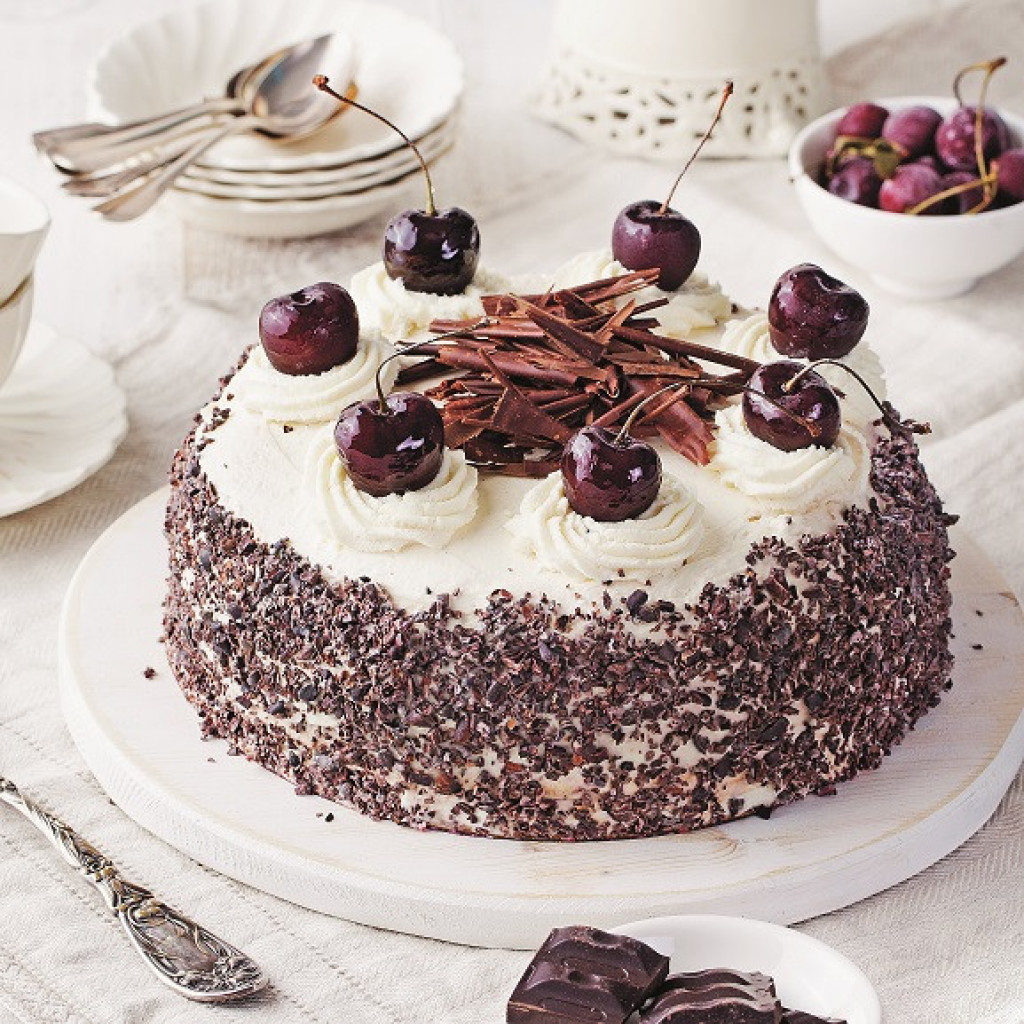 ŠVARCVALD TORTA Ime je dobila po višnjevači,  a popularnost joj s godinama samo raste