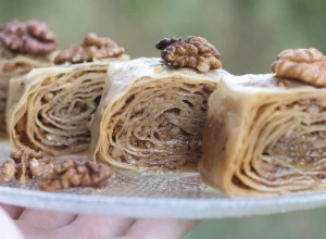 BAKLAVA ROLNICE SA ORASIMA Osvajaju na prvi zalogaj, posne i slasne