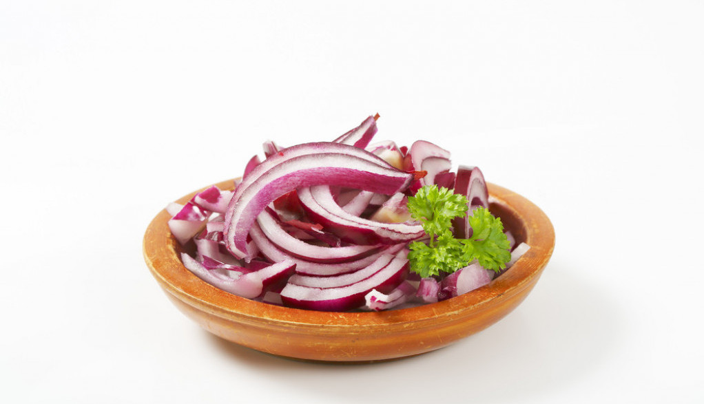SALATA OD CRNOG LUKA Osvežavajuća, a slaže se sa raznim jelima, posebno ide uz roštilj