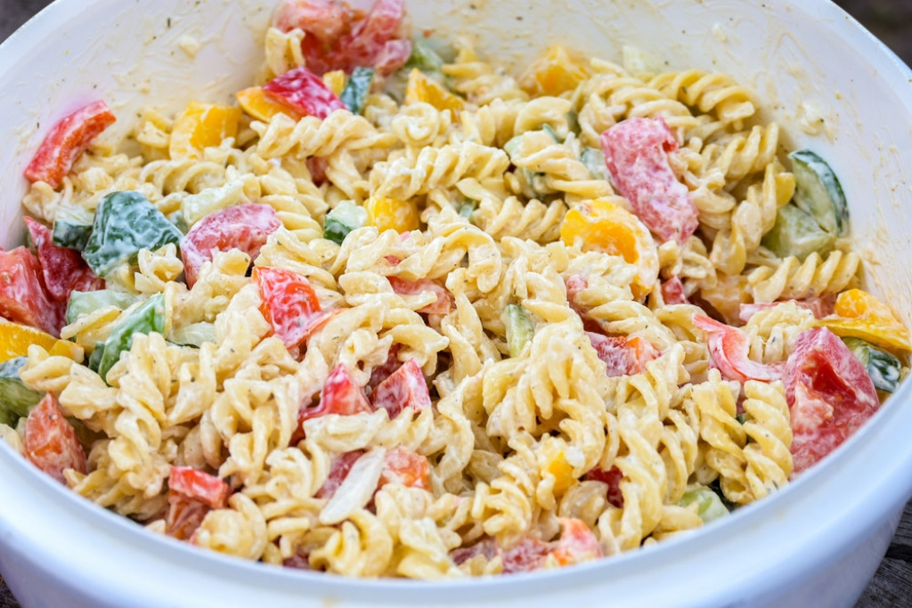SALATA SA MAKARONAMA Osvežavajuće predjelo savršeno za slavku ili svečanu trpezu