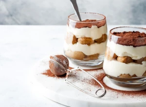 TIRAMISU U ČAŠI Italijanski desert sa kafom, gotov za 15 minuta a nestaće sa stola odmah