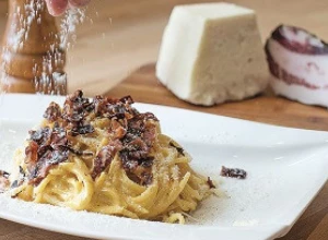 SLASNA PASTA ZA PRAVE GURMANE Sa slaninom, jedna porcija neće biti dovoljna