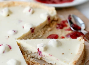 TART SA BELOM ČOKOLADOM I MLEVENIM KEKSOM Ne peče se, a nema ko vam neće tražiti recept