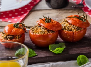 PUNJENI PARADAJZ ZAPEČEN U RERNI Savršena rapsodija sa mesom, nema ko vam neće tražiti recept