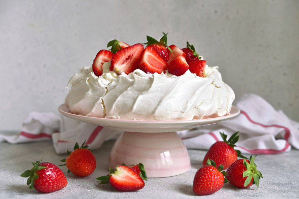 BEZE TORTA SA VOĆEM Očaraće vas na prvi griz, za pravu prazničnu gozbu