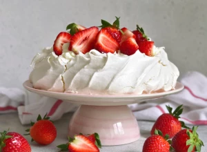 BEZE TORTA SA VOĆEM Očaraće vas na prvi griz, za pravu prazničnu gozbu