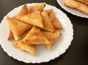 SAMOSA Tradicionalno Indijsko jelo koje prija duši i telu, magija u svakom zalogaju