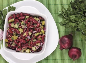 POSNA CRVENA SALATA Savršena kao prilog a može da zameni i obrok, aromatična i slasna