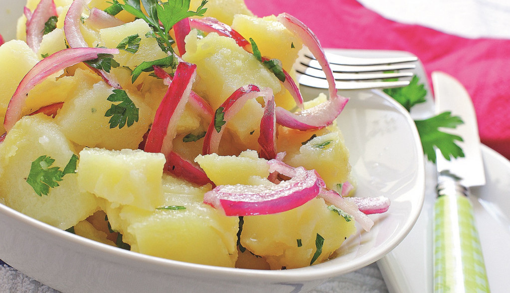 SOČNA KROMPIR SALATA Ovakvu do sada niste jel, aromatična i ukusna, a posna