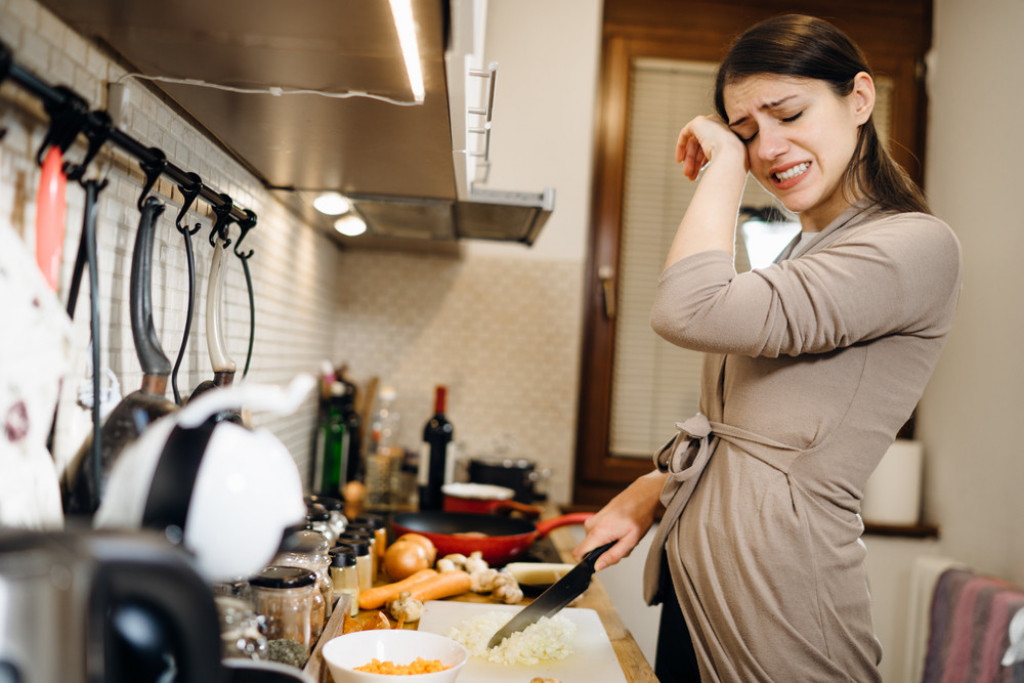 DA LI I VI PLAČETE DOK SEČETE LUK? Uz ovih 10 saveta nećete više pustiti ni jednu suzu!