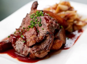 SOČNE ŠNICLE U PARADAJZ SOSU Jelo idealno za sve prilike, ukućani će stajati u redu za još