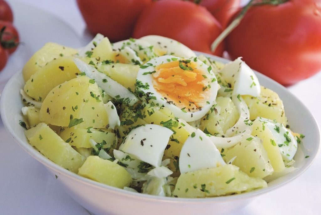 NAJLEPŠE OBROK SALATE OD KROMPIRA Predlozi za brze užine za posao koje se pojedu u trenu