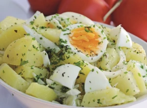 NAJLEPŠE OBROK SALATE OD KROMPIRA Predlozi za brze užine za posao koje se pojedu u trenu