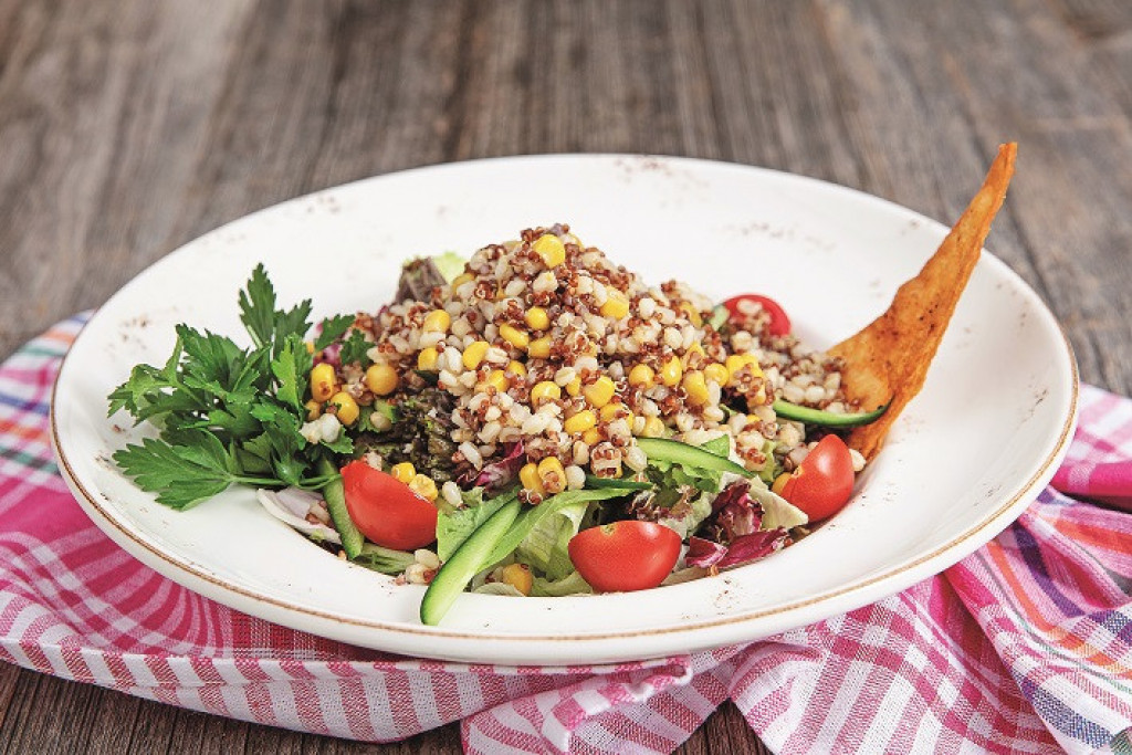 KINOA SALATA BOLJA OD ONE KLASIČNE Ukusna i aromatična, rashladiće vas u trenu