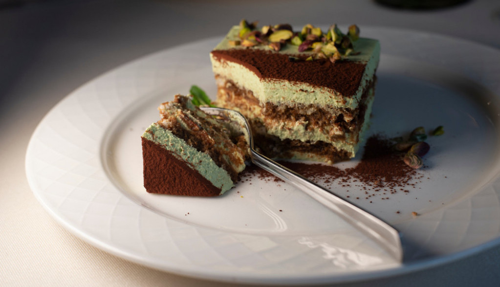 TIRAMISU SA MALINAMA I PISTAĆIMA Još bolji od onog klasičnog, zato najbolje odmah stavite duplu meru