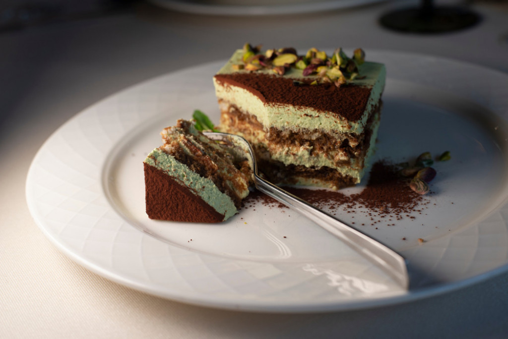 TIRAMISU SA MALINAMA I PISTAĆIMA Još bolji od onog klasičnog, zato najbolje odmah stavite duplu meru