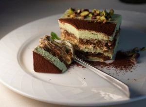 TIRAMISU SA MALINAMA I PISTAĆIMA Još bolji od onog klasičnog, zato najbolje odmah stavite duplu meru