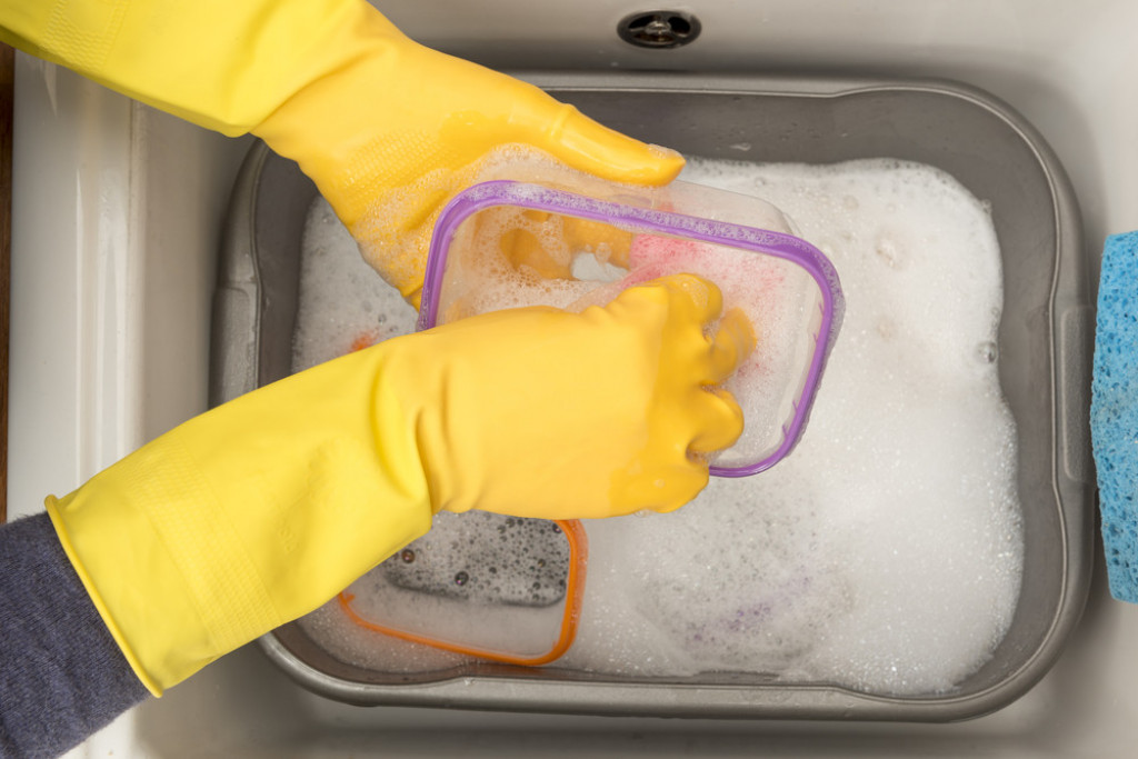 BRZO I LAKO OČISTITE PLASTIČNE POSUDE OD MASNOĆE Nema ribanja, a sijaju se kao nove