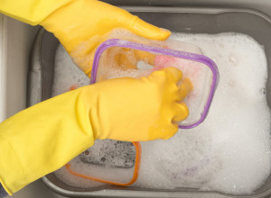 BRZO I LAKO OČISTITE PLASTIČNE POSUDE OD MASNOĆE Nema ribanja, a sijaju se kao nove