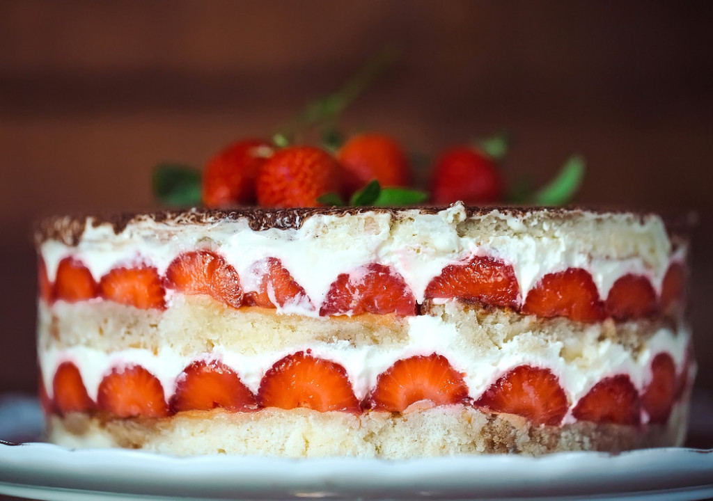 VOĆNA TORTA SA KEKSOM Brza nepečena poslastica koja se smaže za tren oka, a  osvojiće i one izbirljive