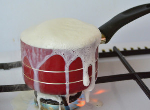 OČISTITE ZAGORELO MLEKO BEZ STRUGANJA Provereno uspeva, a nestaće i neprijatan miris