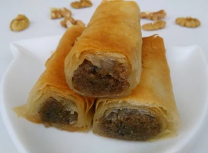 ROLOVANA BAKLAVA PRAVI RAJ ZA NEPCA Sa šljivama i orasima, posna i neodoljiva