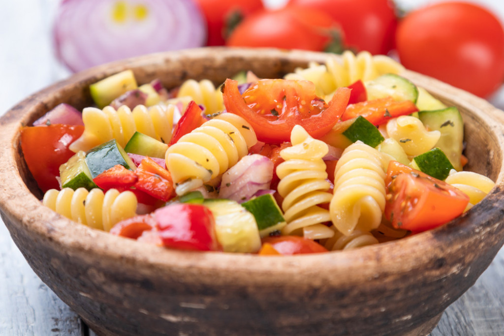 POSNA PASTA SALATA Osvežavajuća užina koja se pravi brzo i lako,  a smaže se u trenu