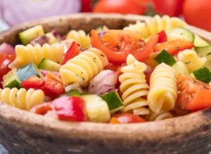 POSNA PASTA SALATA Osvežavajuća užina koja se pravi brzo i lako,  a smaže se u trenu