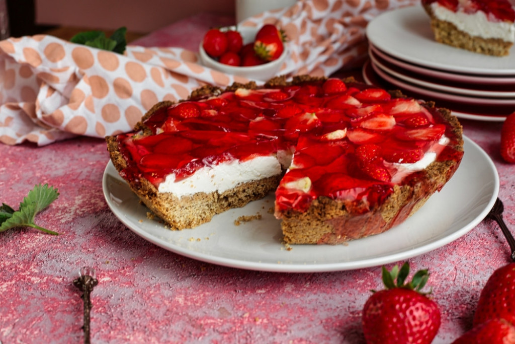 TART SA JAGODAMA SE TOPI U USTIMA Osvežavajući desert za vrele letnje dane koji miriše na ljubav