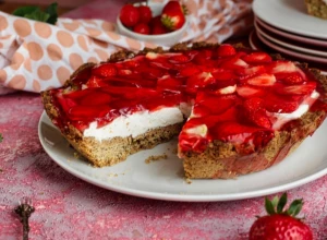 TART SA JAGODAMA SE TOPI U USTIMA Osvežavajući desert za vrele letnje dane koji miriše na ljubav