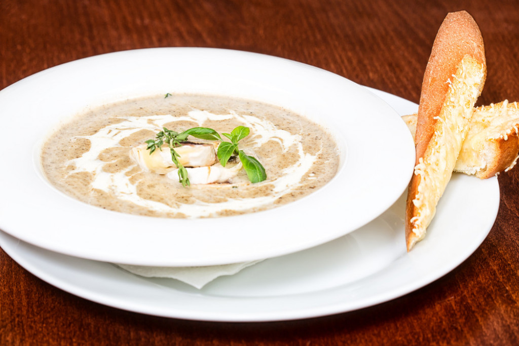 KREM ČORBA OD ŠAMPINJONA Pavlaka joj daje poseban šmek, a klasik bez premca