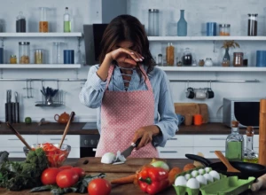 AKO PLAČETE KAD SEČETE LUK URADITE OVO Saveti iskusnih domaćica koji rešavaju problem u trenu
