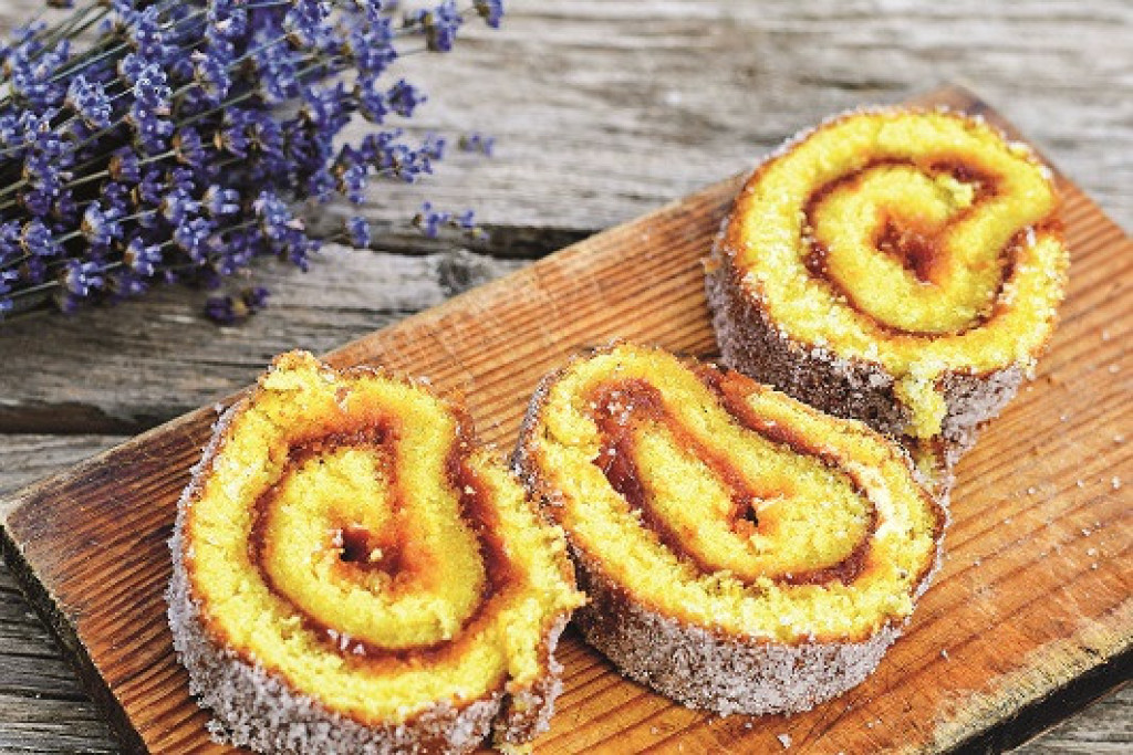 FENOMENALNI ROLAT SA DŽEMOM OD KAJSIJA Aromatični desert od kog zamiriše cela kuća, za pravo uživanje