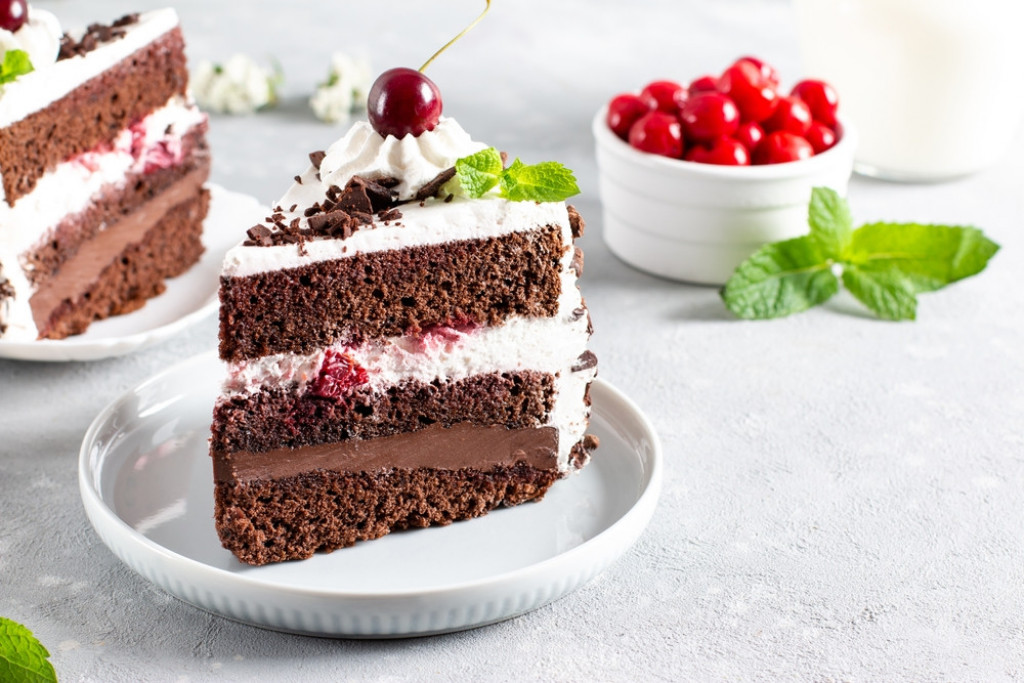 POSNA ŠVARCVALD TORTA BOLJA OD MRSNE Očaravajuća poslastica sa višnjama i čokoladom, po receptu bez mane