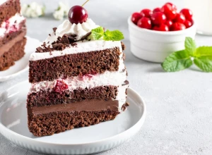 POSNA ŠVARCVALD TORTA BOLJA OD MRSNE Očaravajuća poslastica sa višnjama i čokoladom, po receptu bez mane
