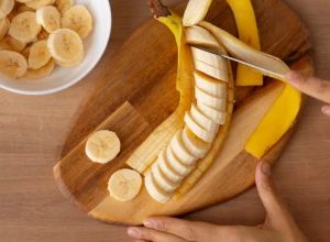 DODAJTE OVO BANANAMA I NIKAD NEĆE DA POTAMNE Dve namirnice zbog kojih izgledaju kao tek kupljene