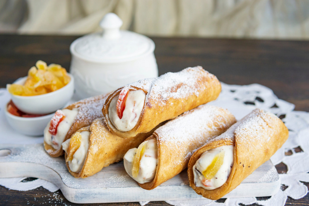KANOLE SA LIMUNOM Italijanski desert u savršenom kiselkasto slatkom spoju ukusa, za uživanje