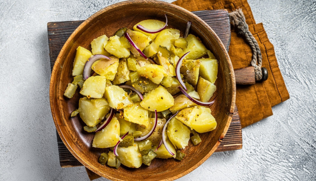SLASNA KROMPIR SALATA Idealno se slaže sa ribom, a pogodna za dane Petrovskog posta