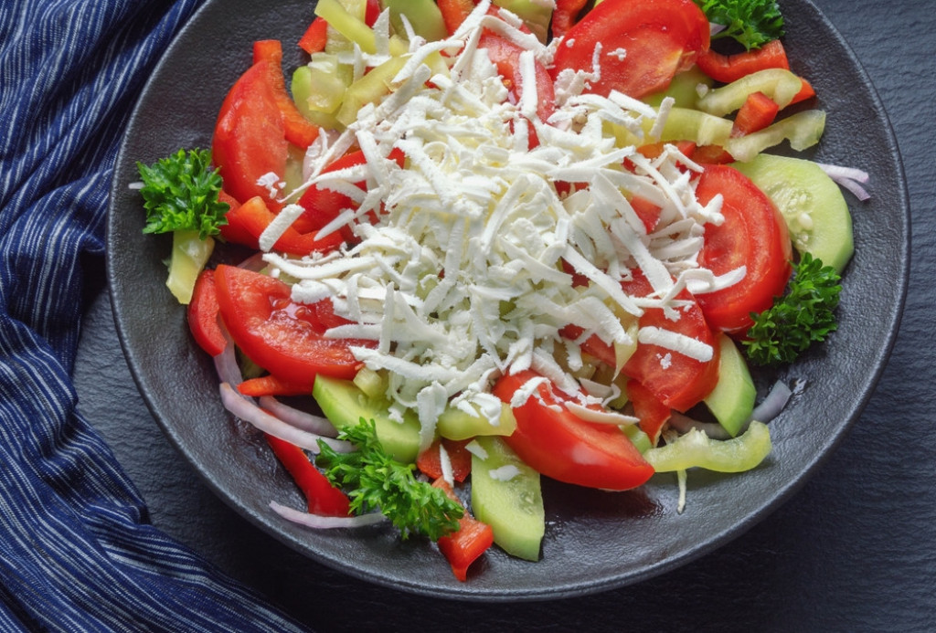 ŠOPSKA SALATA Popularno jelo nazvano po Šopima, a voli ga ceo Balkan